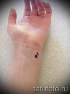 тату ноты на запястье - фото готовой татуировки от 02082016 21135 tatufoto.ru