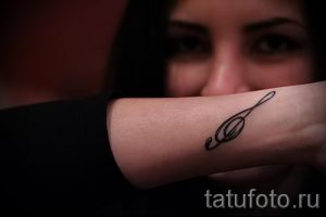 тату ноты на запястье - фото готовой татуировки от 02082016 22136 tatufoto.ru