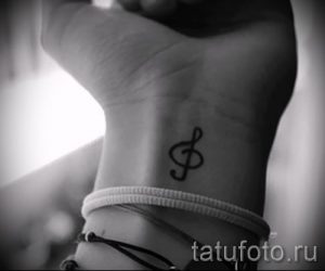 тату ноты на запястье - фото готовой татуировки от 02082016 24138 tatufoto.ru