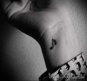 тату ноты на запястье - фото готовой татуировки от 02082016 25139 tatufoto.ru