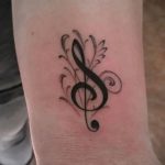 тату ноты на запястье - фото готовой татуировки от 02082016 26140 tatufoto.ru