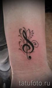тату ноты на запястье - фото готовой татуировки от 02082016 26140 tatufoto.ru