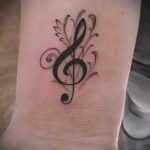 тату ноты на запястье - фото готовой татуировки от 02082016 30144 tatufoto.ru