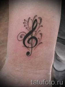тату ноты на запястье - фото готовой татуировки от 02082016 30144 tatufoto.ru