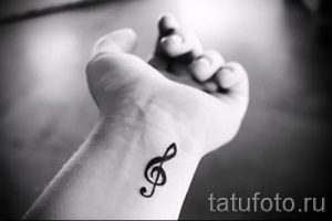 тату ноты на запястье - фото готовой татуировки от 02082016 3117 tatufoto.ru