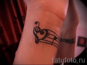 тату ноты на запястье - фото готовой татуировки от 02082016 33147 tatufoto.ru