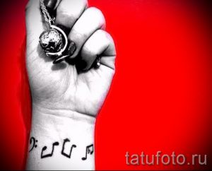 тату ноты на запястье - фото готовой татуировки от 02082016 34148 tatufoto.ru