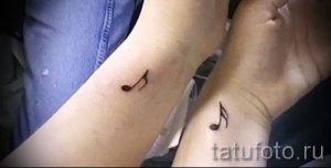 тату ноты на запястье - фото готовой татуировки от 02082016 4118 tatufoto.ru