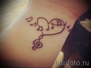 тату ноты на запястье - фото готовой татуировки от 02082016 5119 tatufoto.ru