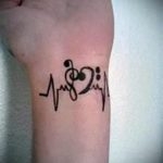 тату ноты на запястье - фото готовой татуировки от 02082016 6120 tatufoto.ru