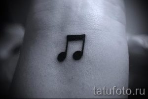 тату ноты на запястье - фото готовой татуировки от 02082016 7121 tatufoto.ru