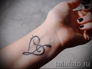 тату ноты на запястье - фото готовой татуировки от 02082016 9123 tatufoto.ru