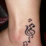 тату ноты на ноге - фото готовой татуировки от 02082016 10161 tatufoto.ru