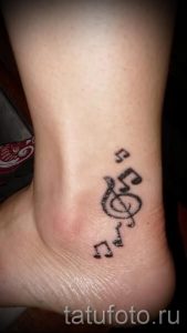 тату ноты на ноге - фото готовой татуировки от 02082016 10161 tatufoto.ru