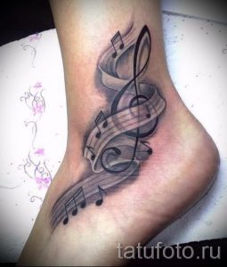 тату ноты на ноге - фото готовой татуировки от 02082016 3154 tatufoto.ru