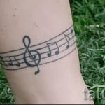 тату ноты на ноге - фото готовой татуировки от 02082016 4155 tatufoto.ru