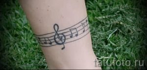 тату ноты на ноге - фото готовой татуировки от 02082016 4155 tatufoto.ru