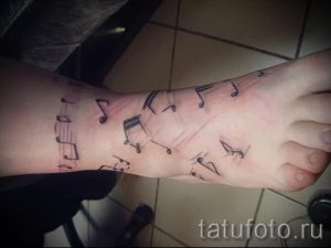 тату ноты на ноге - фото готовой татуировки от 02082016 7158 tatufoto.ru