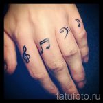 тату ноты на пальце - фото готовой татуировки от 02082016 1162 tatufoto.ru
