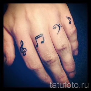 тату ноты на пальце - фото готовой татуировки от 02082016 1162 tatufoto.ru