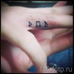 тату ноты на пальце - фото готовой татуировки от 02082016 2163 tatufoto.ru