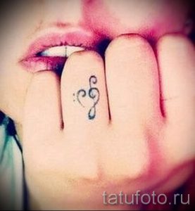 тату ноты на пальце - фото готовой татуировки от 02082016 3164 tatufoto.ru
