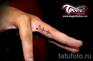 тату ноты на пальце - фото готовой татуировки от 02082016 4165 tatufoto.ru