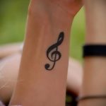тату ноты на руке - фото готовой татуировки от 02082016 1166 tatufoto.ru