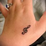 тату ноты на руке - фото готовой татуировки от 02082016 3168 tatufoto.ru