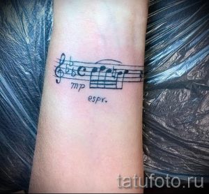тату ноты на руке - фото готовой татуировки от 02082016 4169 tatufoto.ru