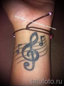 тату ноты на руке - фото готовой татуировки от 02082016 6171 tatufoto.ru