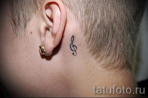 тату ноты на шее - фото готовой татуировки от 02082016 1172 tatufoto.ru