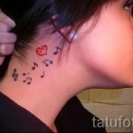 тату ноты на шее - фото готовой татуировки от 02082016 12183 tatufoto.ru