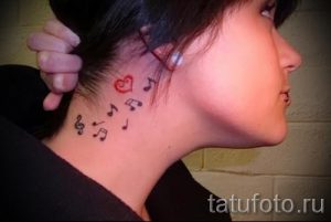 тату ноты на шее - фото готовой татуировки от 02082016 12183 tatufoto.ru