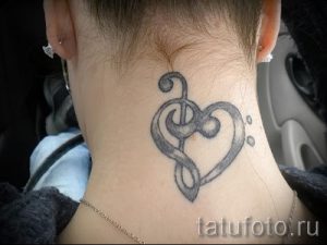 тату ноты на шее - фото готовой татуировки от 02082016 14185 tatufoto.ru