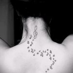 тату ноты на шее - фото готовой татуировки от 02082016 18189 tatufoto.ru