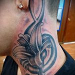 тату ноты на шее - фото готовой татуировки от 02082016 19190 tatufoto.ru