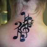 тату ноты на шее - фото готовой татуировки от 02082016 20191 tatufoto.ru