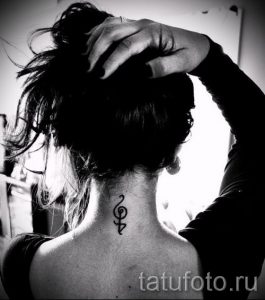 тату ноты на шее - фото готовой татуировки от 02082016 21192 tatufoto.ru