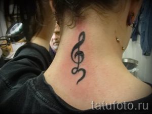 тату ноты на шее - фото готовой татуировки от 02082016 2173 tatufoto.ru