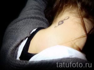 тату ноты на шее - фото готовой татуировки от 02082016 22193 tatufoto.ru