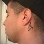 тату ноты на шее - фото готовой татуировки от 02082016 3174 tatufoto.ru