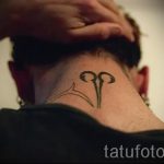 тату овен на шее - фото готовой татуировки от 02082016 1107 tatufoto.ru
