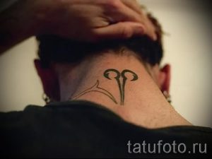 тату овен на шее - фото готовой татуировки от 02082016 1107 tatufoto.ru