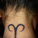 тату овен на шее - фото готовой татуировки от 02082016 2108 tatufoto.ru