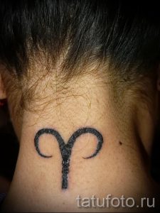 тату овен на шее - фото готовой татуировки от 02082016 2108 tatufoto.ru