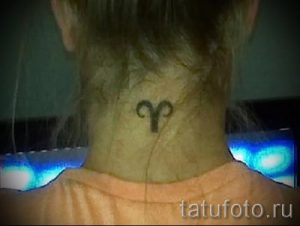 тату овен на шее - фото готовой татуировки от 02082016 3109 tatufoto.ru