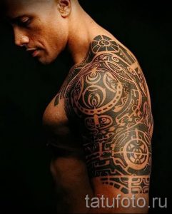 тату трайбл на плече - фото пример для статьи про значение 1039 tatufoto.ru