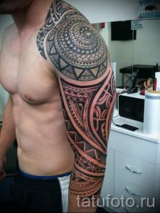 тату трайбл на плече - фото пример для статьи про значение 2040 tatufoto.ru