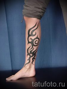 фото - тату трайбл на ноге - пример для статьи про значение 1051 tatufoto.ru